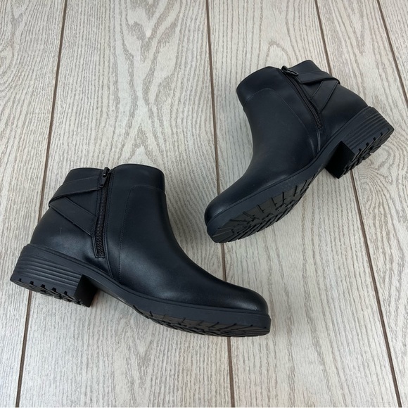 Giani Bernini Brennin Buckled Ankle Booties 10 Black Faux Leather $100 - Picture 5 of 11